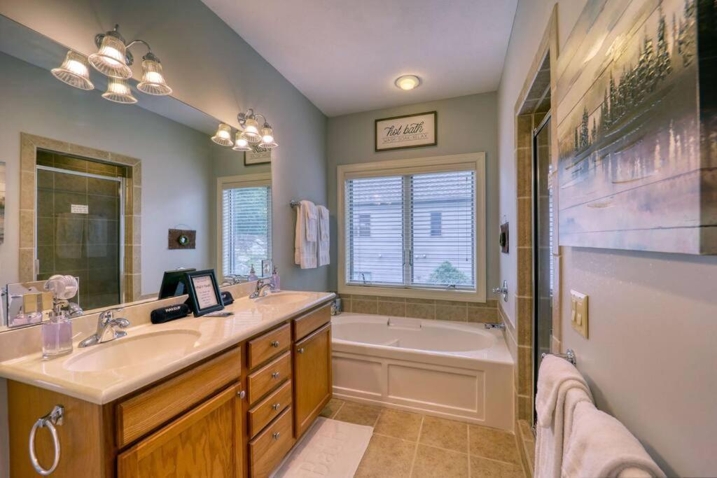 Bucket List Views Sugar Mountain Private Condo - 2Bed, 2Bath, Sleeps 6, Panoramic Views Of Mountains From Large Deck, Short Drive To Shopping, Restaurants, Cafes & Banner Elk Town Exterior foto